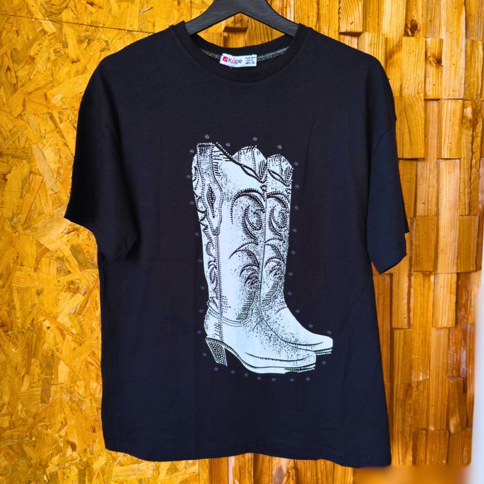 Kız çocukları için Boho stilinde “Knocking Boots” baskılı T-shirt.