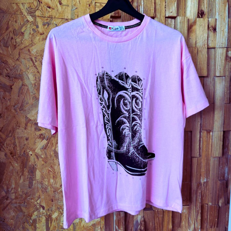 Kız çocukları için Boho stilinde “Knocking Boots” baskılı T-shirt.