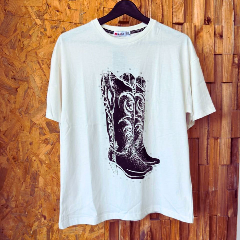 Kız çocukları için Boho stilinde “Knocking Boots” baskılı T-shirt.