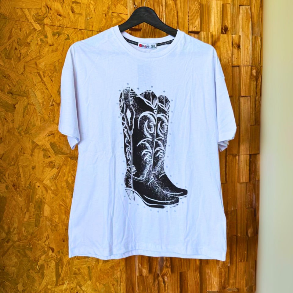 Kız çocukları için Boho stilinde “Knocking Boots” baskılı T-shirt.