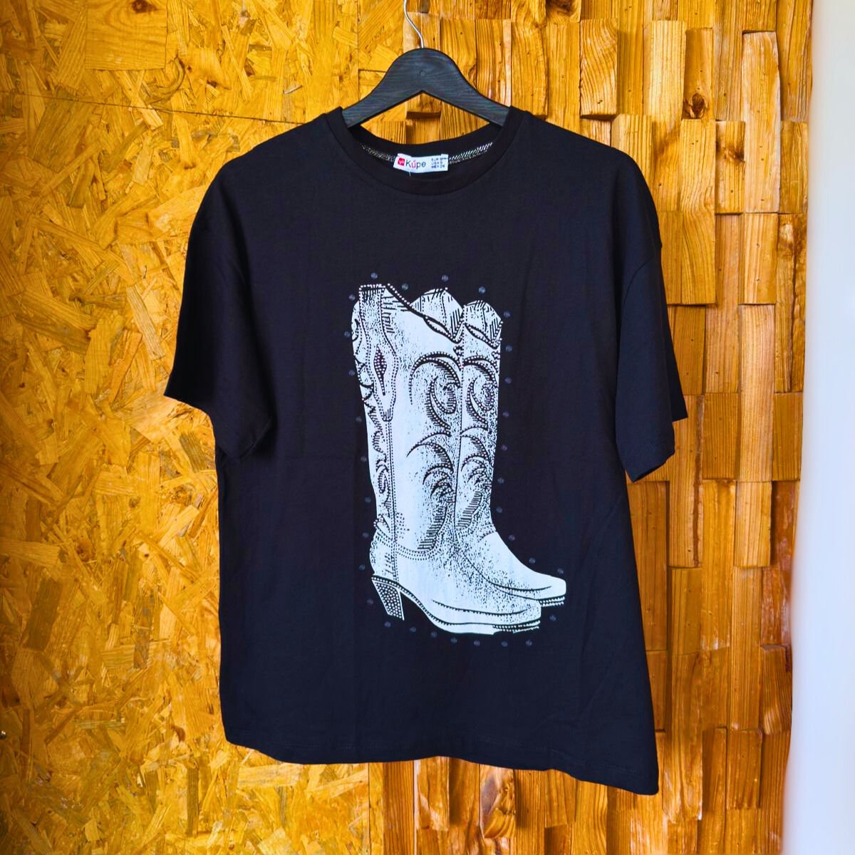 Kız çocukları için Boho stilinde “Knocking Boots” baskılı T-shirt.