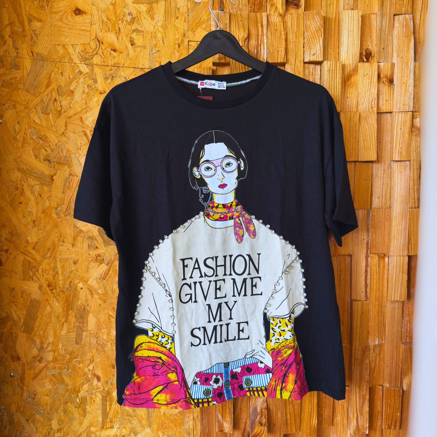 تی‌شرت سفید با چاپ و سنگ‌دوزی – کالکشن بیسیک