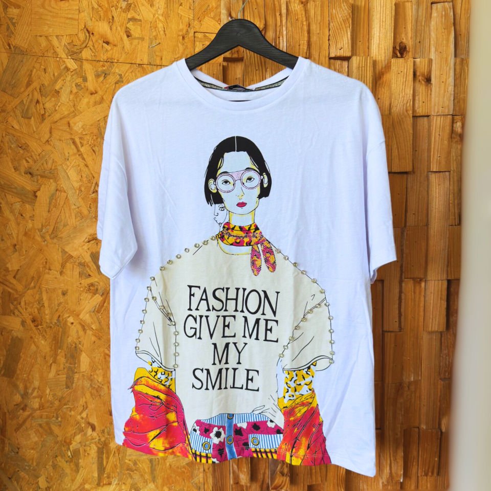 تی‌شرت سفید با چاپ و سنگ‌دوزی – کالکشن بیسیک