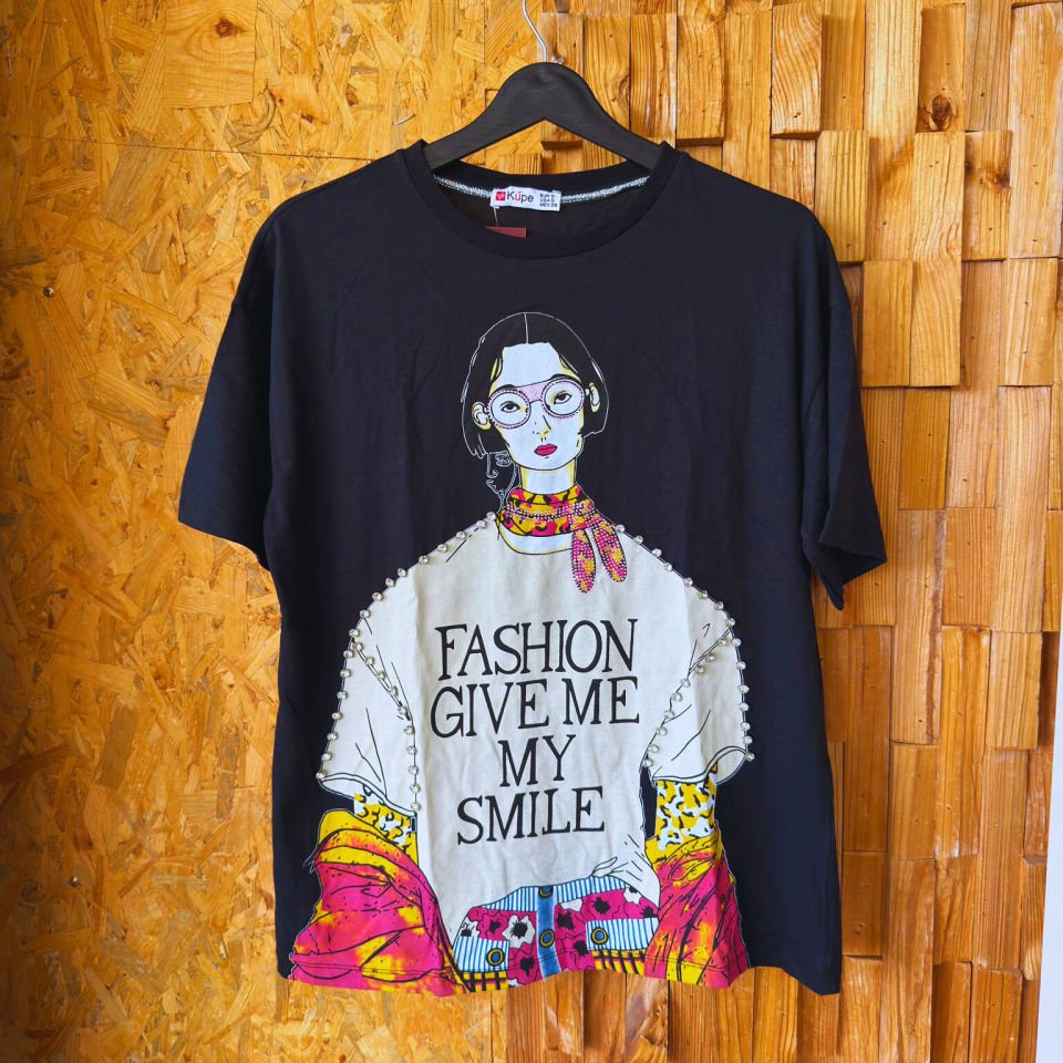 تی‌شرت سفید با چاپ و سنگ‌دوزی – کالکشن بیسیک