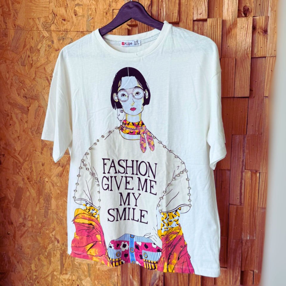 تی‌شرت سفید با چاپ و سنگ‌دوزی – کالکشن بیسیک