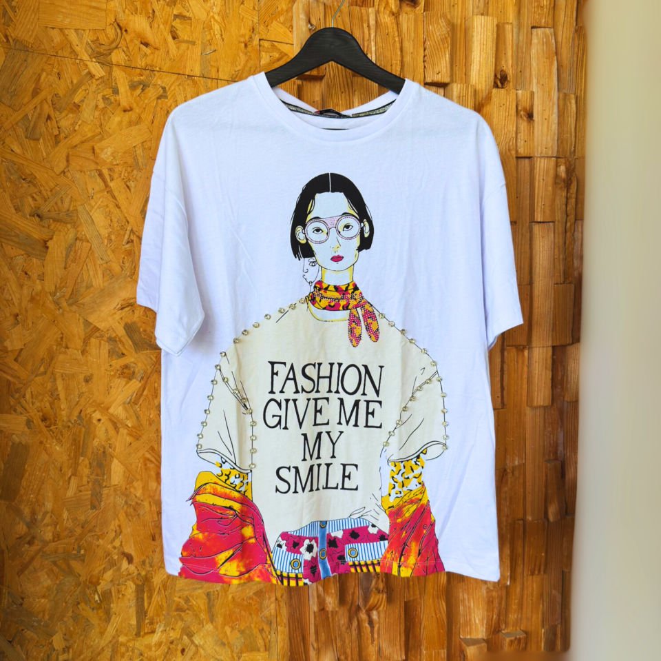 تی‌شرت سفید با چاپ و سنگ‌دوزی – کالکشن بیسیک