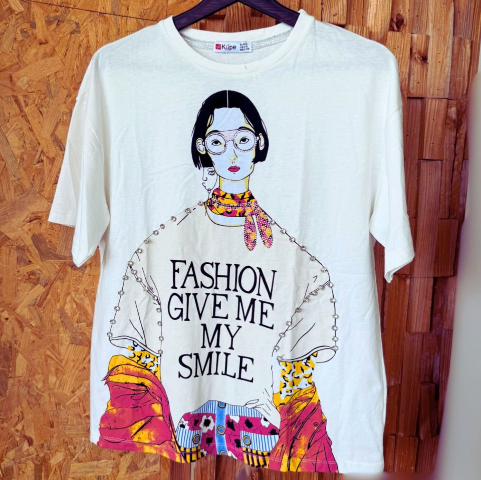 تی‌شرت سفید با چاپ و سنگ‌دوزی – کالکشن بیسیک