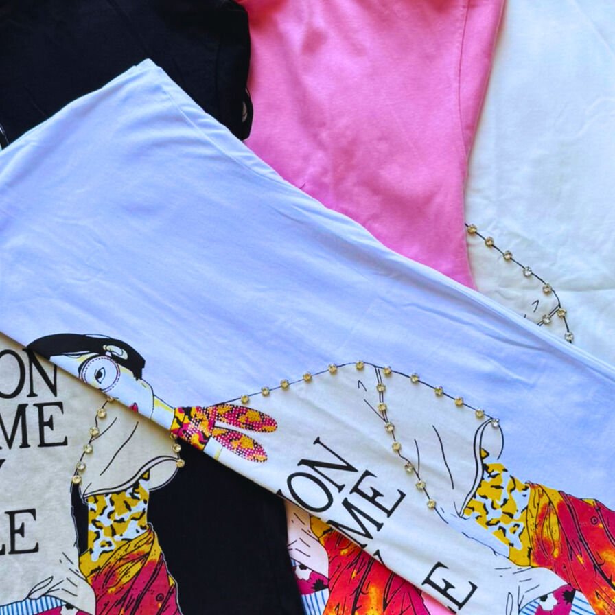 تی‌شرت سفید با چاپ و سنگ‌دوزی – کالکشن بیسیک