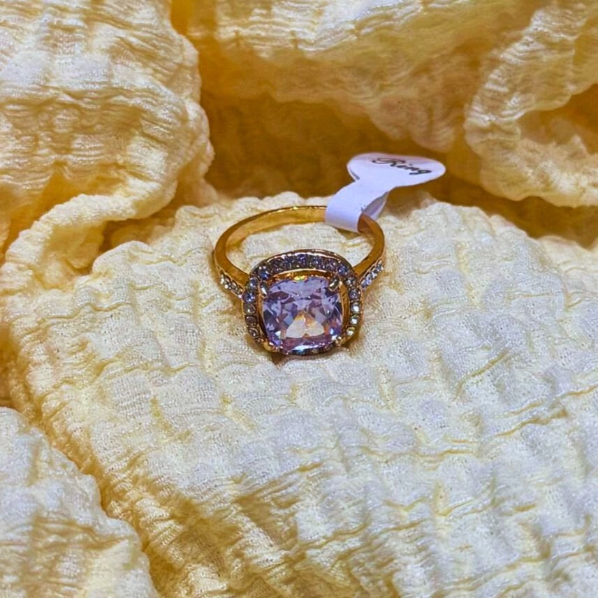 Altın renkli, baget taşlı yüzük