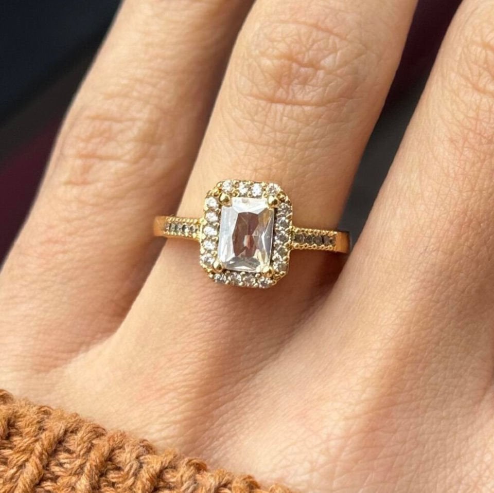 Altın renkli, baget taşlı yüzük