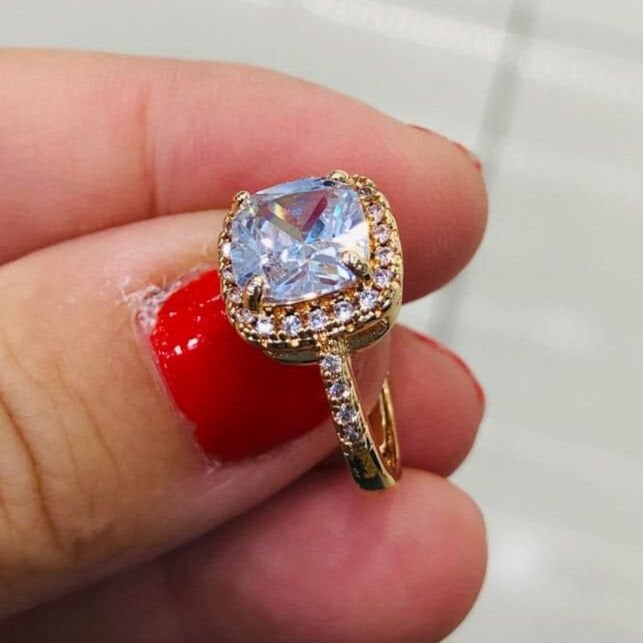 Altın renkli, baget taşlı yüzük