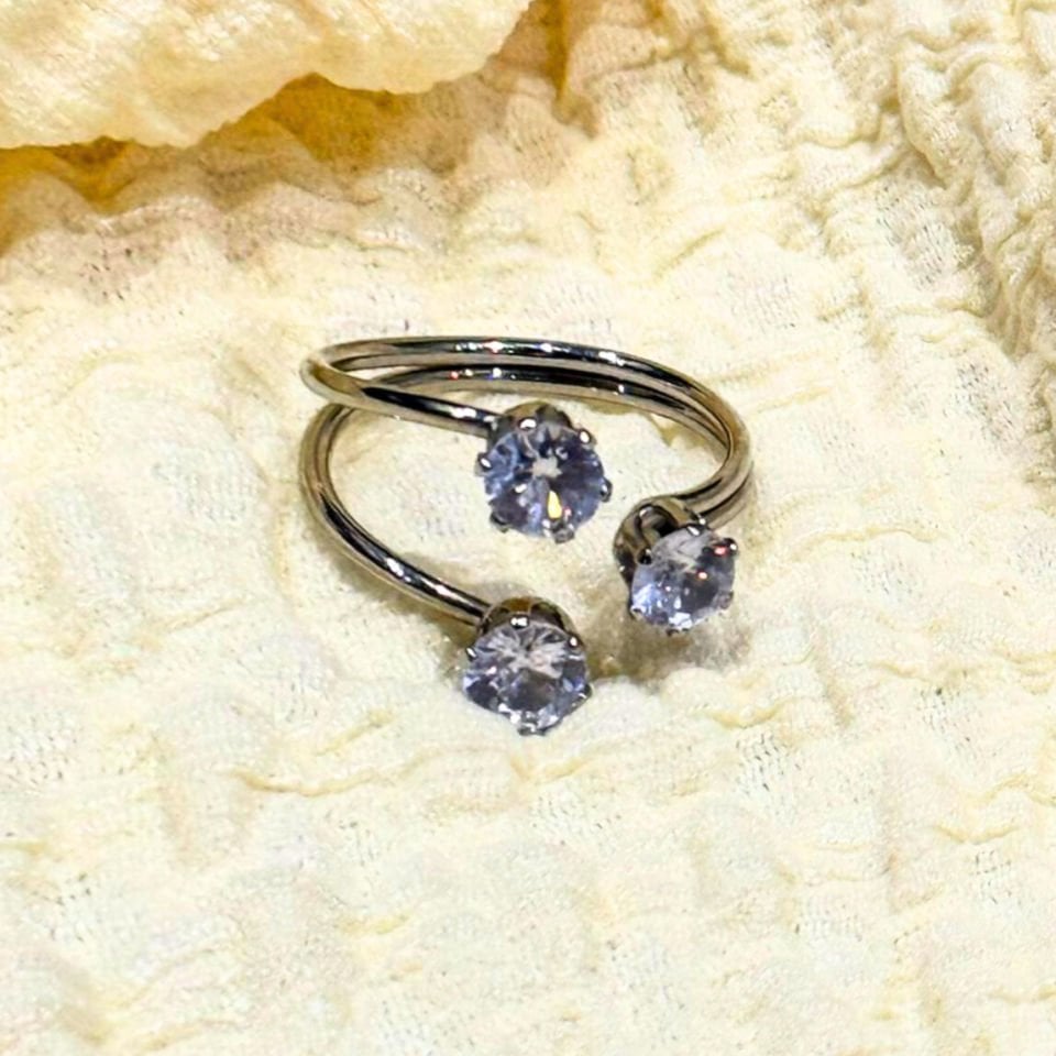 Üç taşlı yüzük