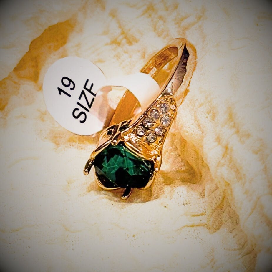 Altın renkli, zümrüt taşını andıran taşlı yüzük