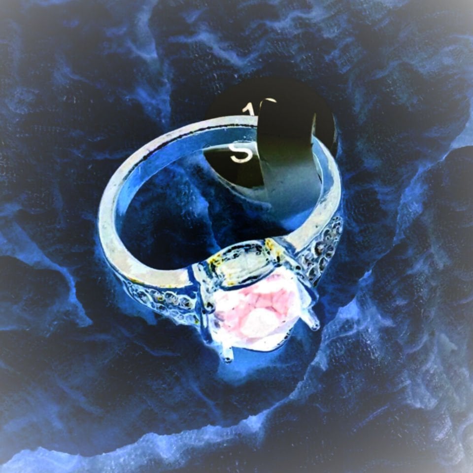 Altın renkli, zümrüt taşını andıran taşlı yüzük