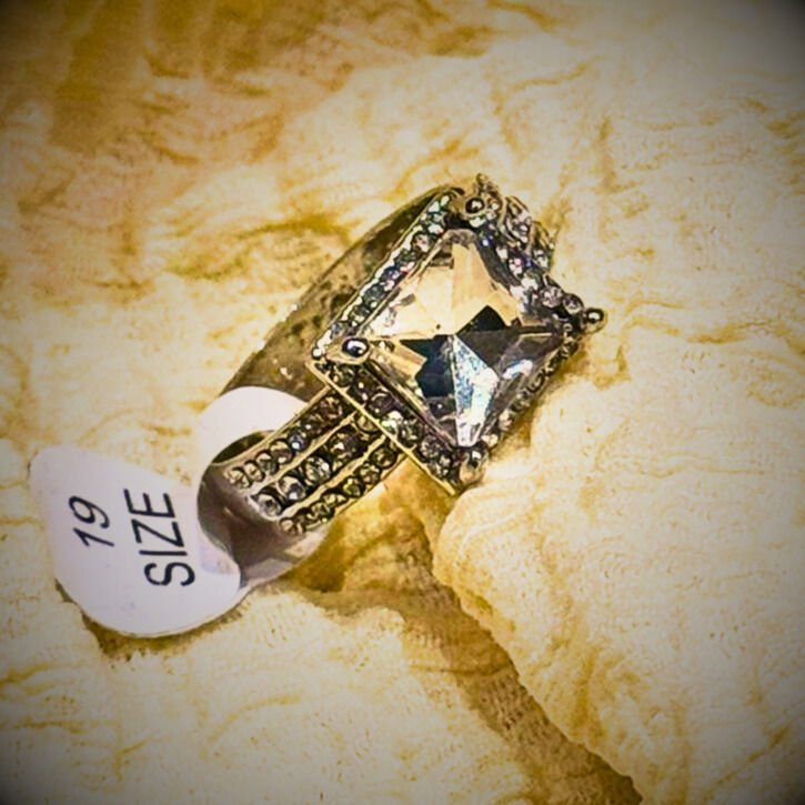 Gümüş renkli, kare taşlı yüzük