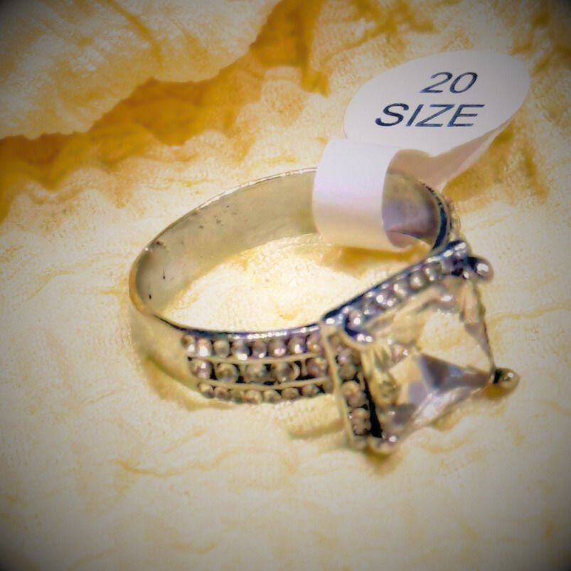 Gümüş renkli, kare taşlı yüzük