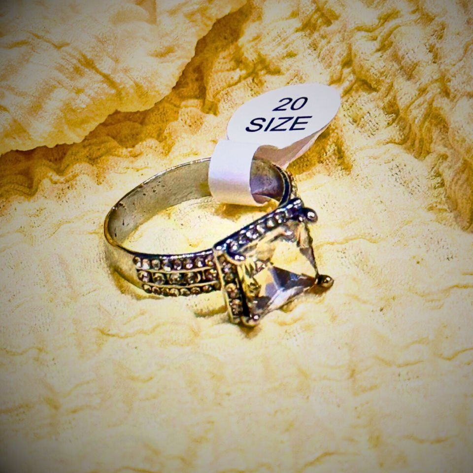 Gümüş renkli, kare taşlı yüzük