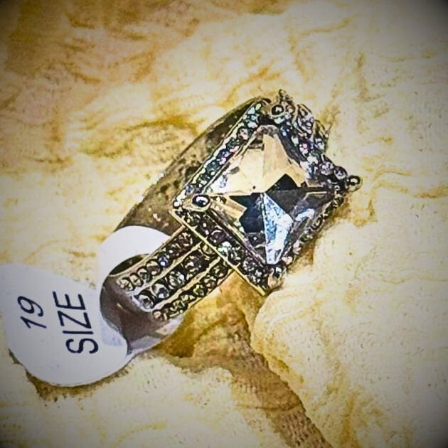 Gümüş renkli, kare taşlı yüzük