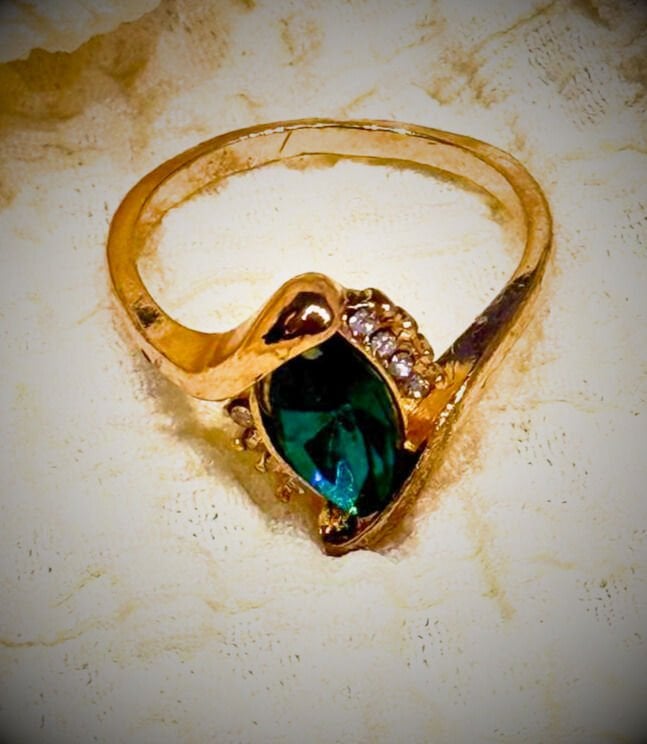 انگشتر با رنگ طلایی و نگین شبیه زمرد