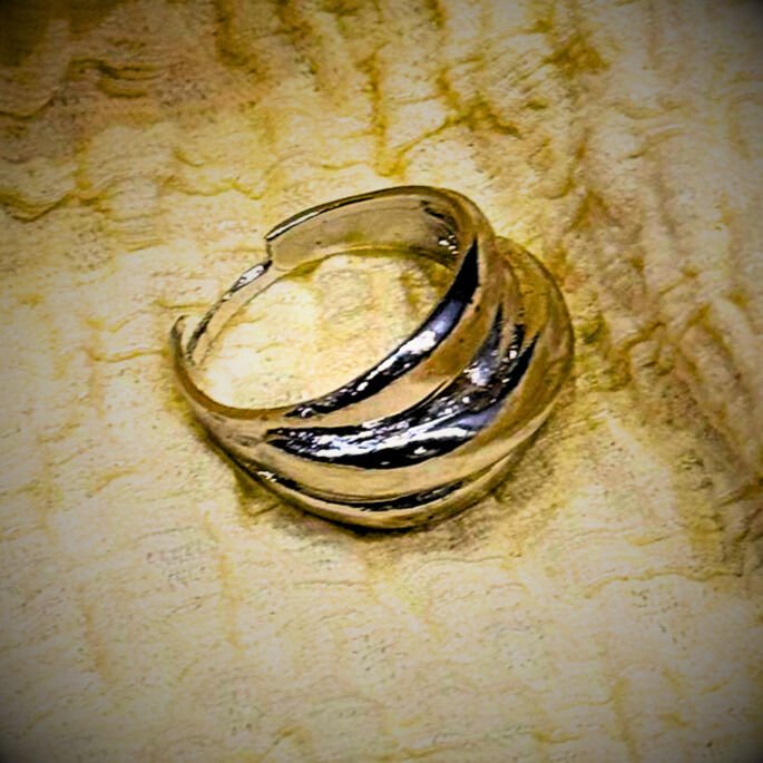 Parmaklarınızda gümüş renkli ışıltı.