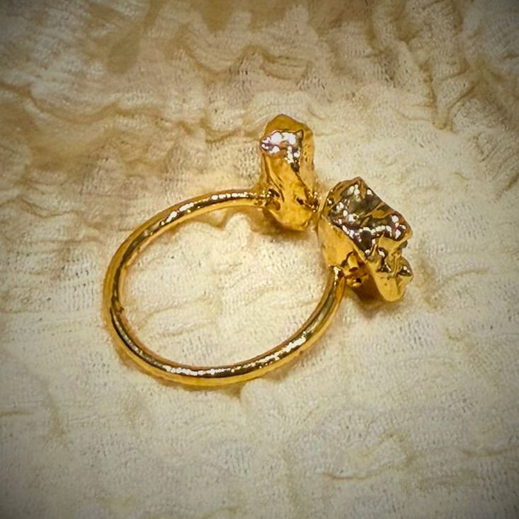 Şık tasarımlı, altın kaplama labradorit taşlı yüzük.