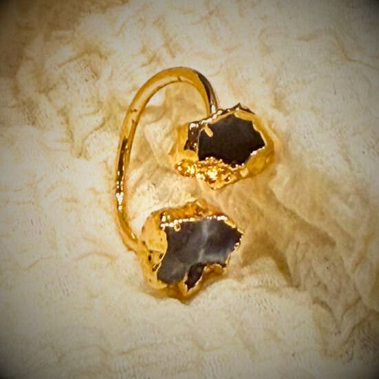 Şık tasarımlı, altın kaplama labradorit taşlı yüzük.