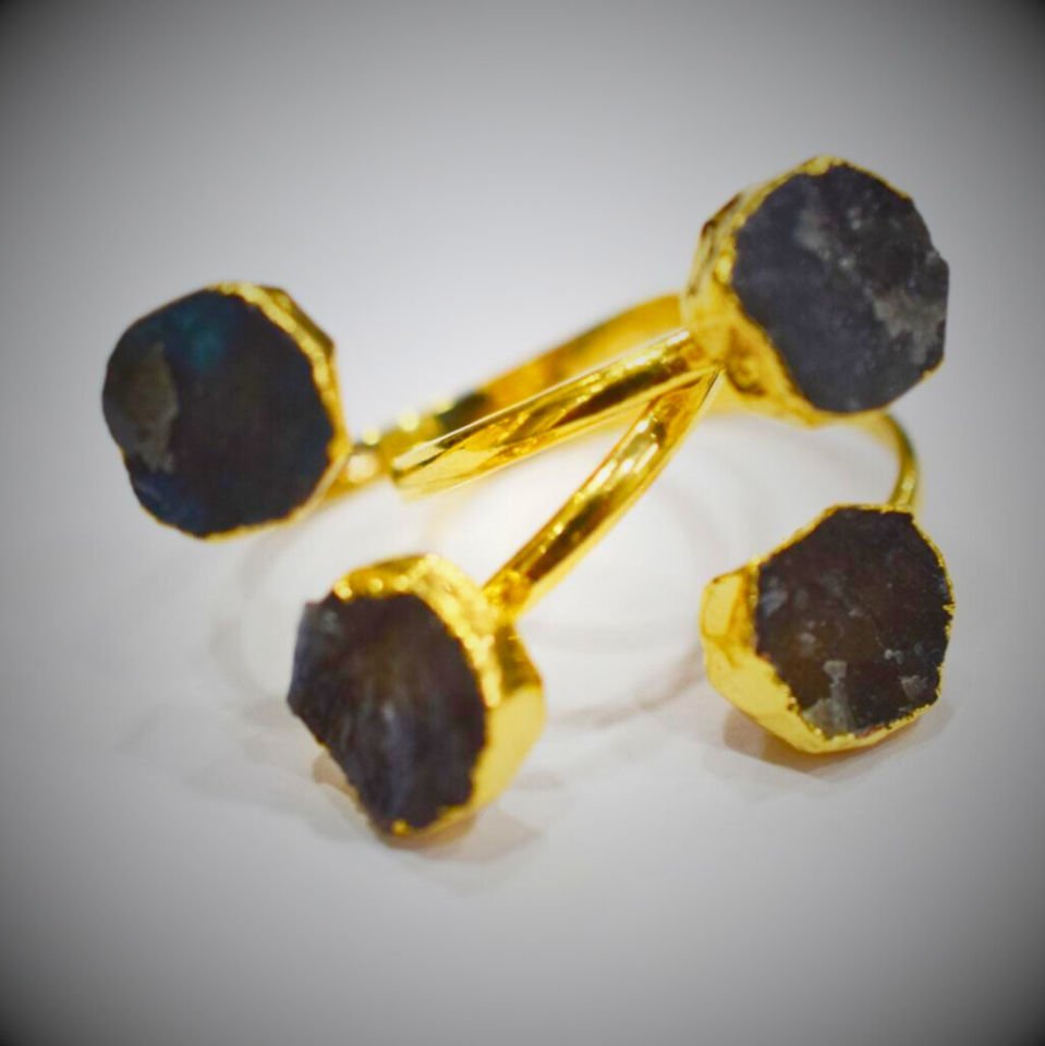 Şık tasarımlı, altın kaplama labradorit taşlı yüzük.