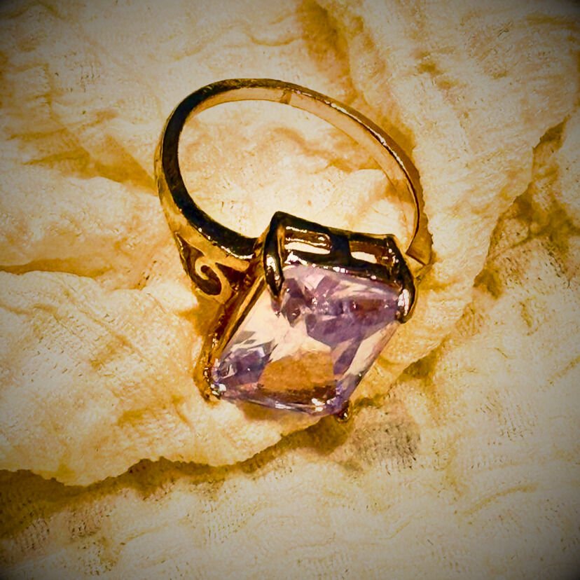 Altın renkli, ametist taşlı kadın yüzüğü