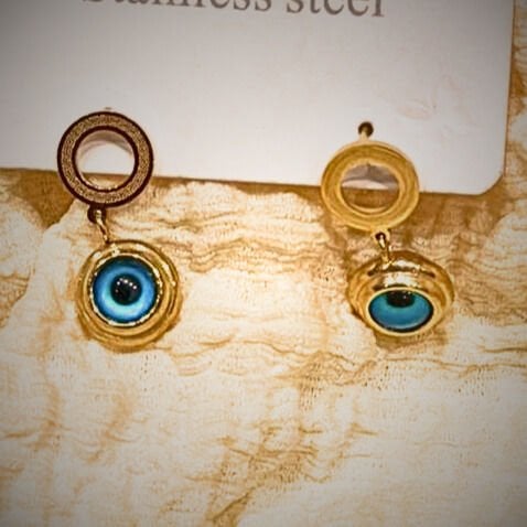 Taşlı altın renkli küpeler