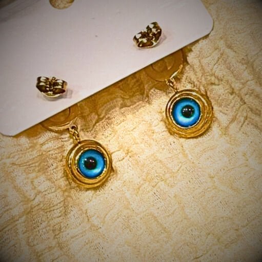 Taşlı altın renkli küpeler