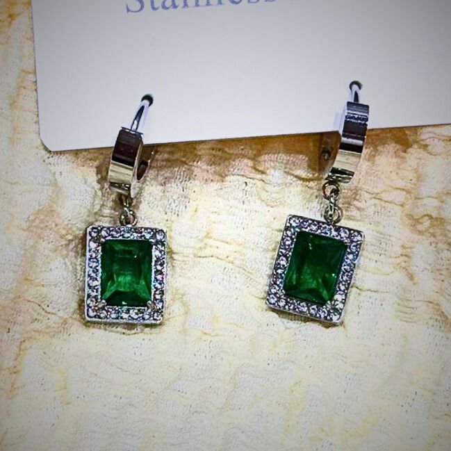 Taşlı gümüş renkli küpe