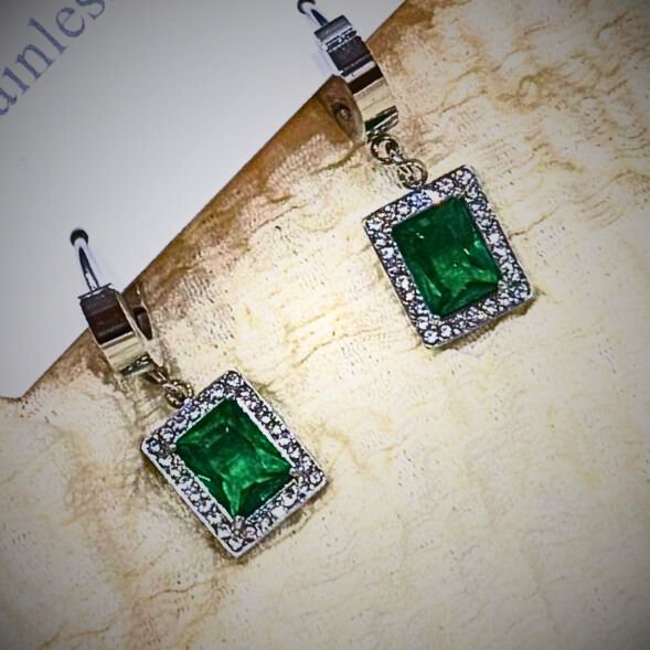 Taşlı gümüş renkli küpe