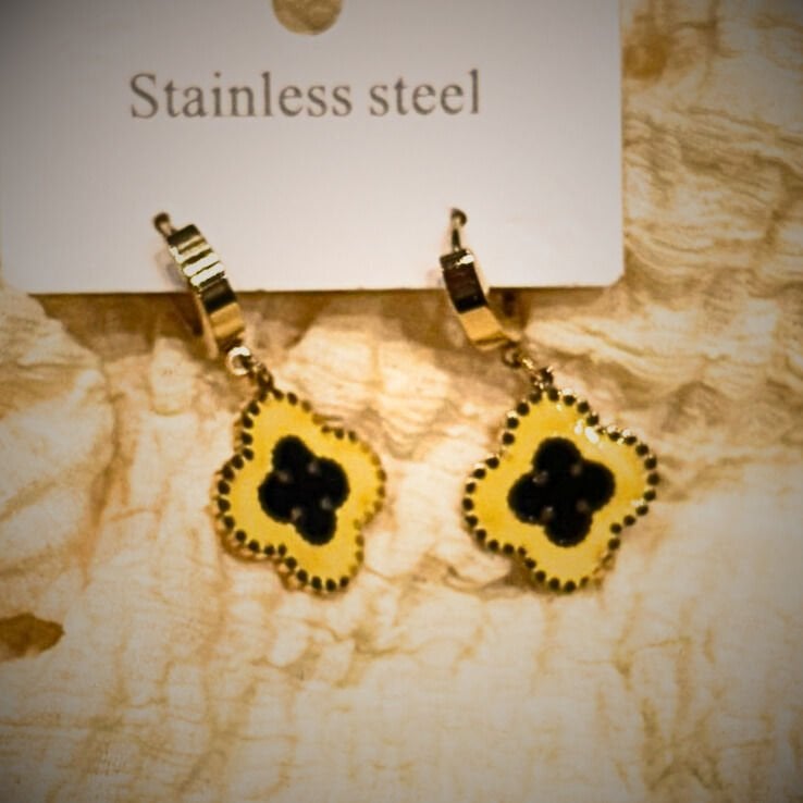 Dört yapraklı küpe