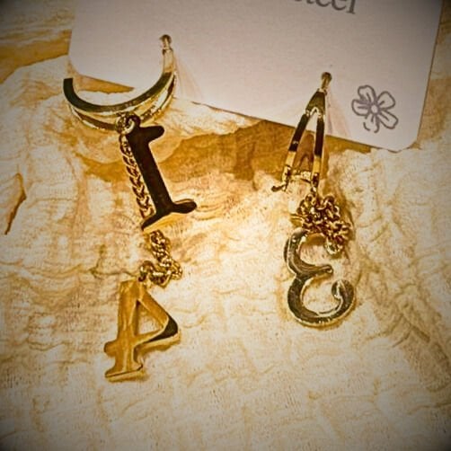 Altın renkli rakamlı küpe