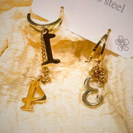 Altın renkli rakamlı küpe