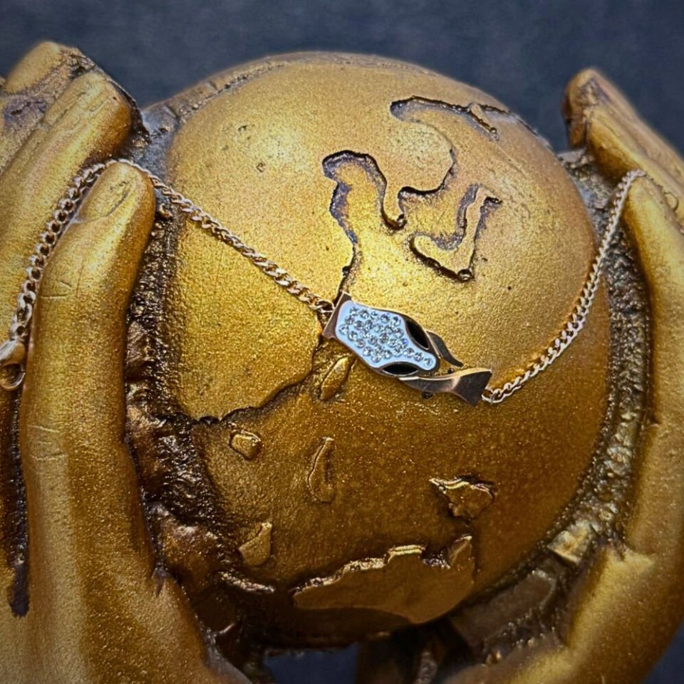 Altın renkli, taş detaylı yılan desenli çelik bilezik.