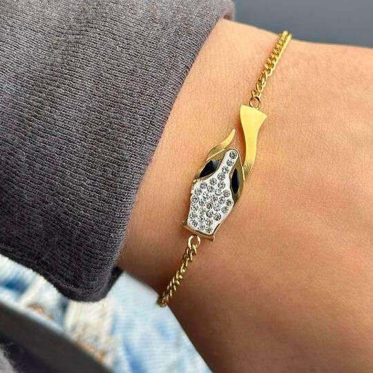 Altın renkli, taş detaylı yılan desenli çelik bilezik.