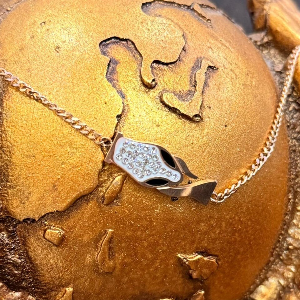 Altın renkli, taş detaylı yılan desenli çelik bilezik.