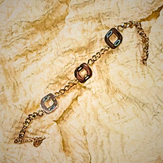 Altın renkli çelik bilezik