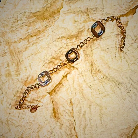 Altın renkli çelik bilezik