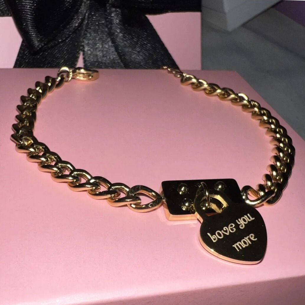 Kalp tasarımlı altın rengi bilezik