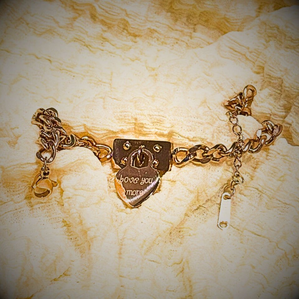 Kalp tasarımlı altın rengi bilezik