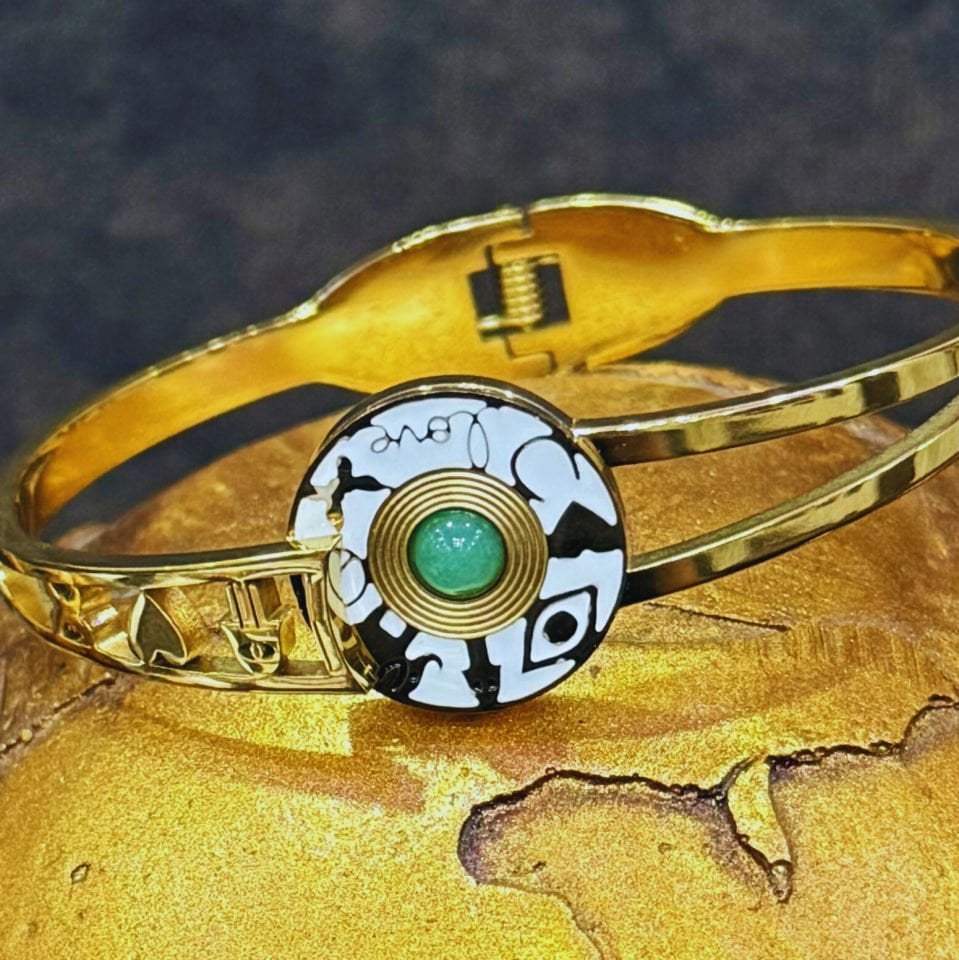 Altın renkli çelik bilezik.